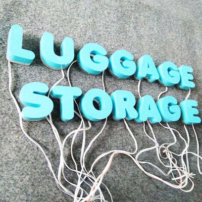 3D modellano le lettere del metallo della pittura di colore con la pubblicità all'aperto delle luci