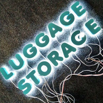 3D modellano le lettere del metallo della pittura di colore con la pubblicità all'aperto delle luci