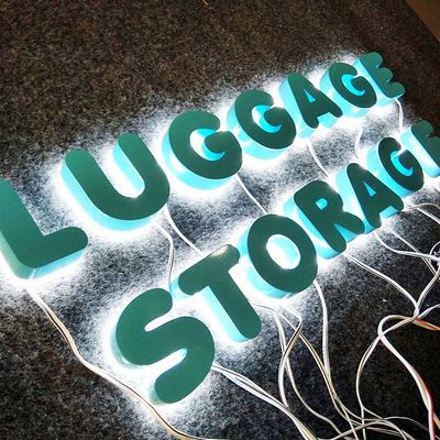 3D modellano le lettere del metallo della pittura di colore con la pubblicità all'aperto delle luci