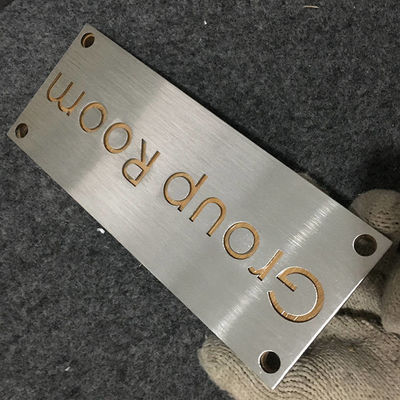 I segni di numero civico moderni di nome della stanza dell'ufficio non si sono illuminati