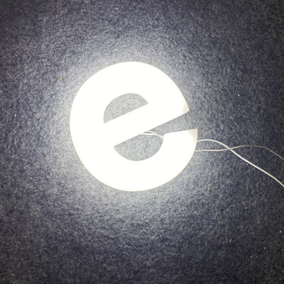 L'acrilico dell'interno 3d accende i segni della lettera 50000 ore di vita