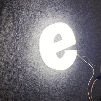 L'acrilico dell'interno 3d accende i segni della lettera 50000 ore di vita