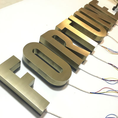 3d all'aperto ha illuminato il segno di Lit di alone segna l'UL con lettere fissata al muro