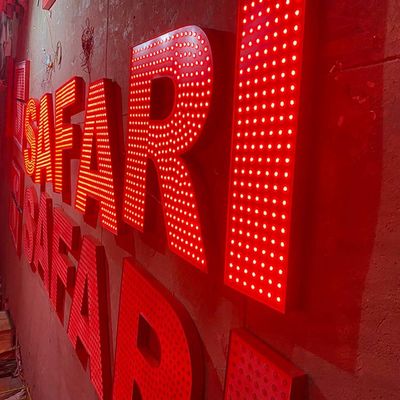 Il gigante del centro commerciale accende lo spessore dei segni 10cm della lettera