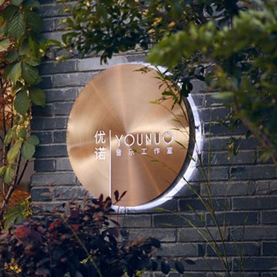 L'acciaio inossidabile del metallo intorno al logo su ordinazione principale 3d della scatola leggera si è illuminato