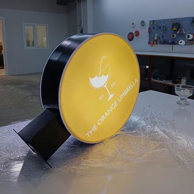 Il doppio acrilico del contrassegno del contenitore leggero di caffè del ristorante ha parteggiato