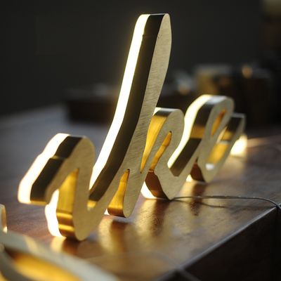 Il metallo 3d ha illuminato lo spessore anteriore del segno 5-20cm del deposito