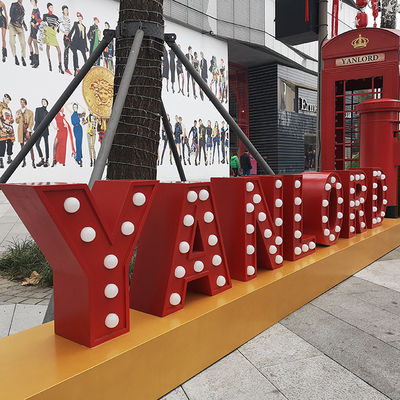 Luci giganti illuminate all'aperto delle lettere della tenda foranea che placcano