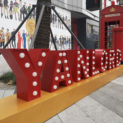 Luci giganti illuminate all'aperto delle lettere della tenda foranea che placcano