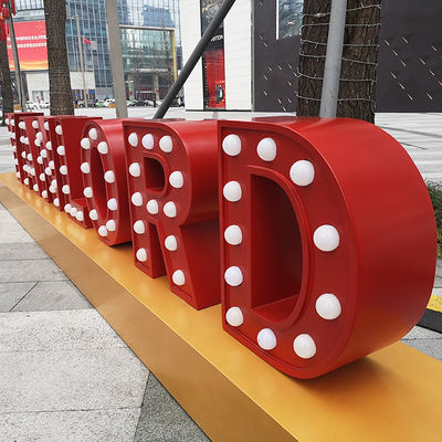 Luci giganti illuminate all'aperto delle lettere della tenda foranea che placcano