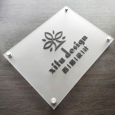 Lettere acriliche bianche ispiratrici di alfabeto che annunciano le lettere acriliche fabbricate