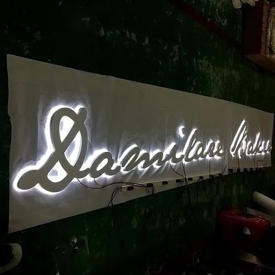 L'insegna impermeabile di Shopfront del segno della lettera di Ip67 3D ha spazzolato il metallo Ss304 retroilluminato
