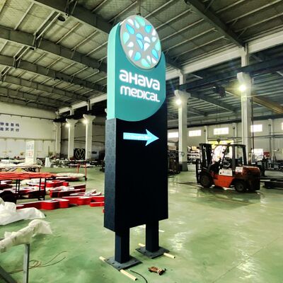 Servizi di insegne a lettere tridimensionali per lettere a canale che offrono soluzioni di insegne personalizzate per il retail, l'ospitalità e il branding aziendale