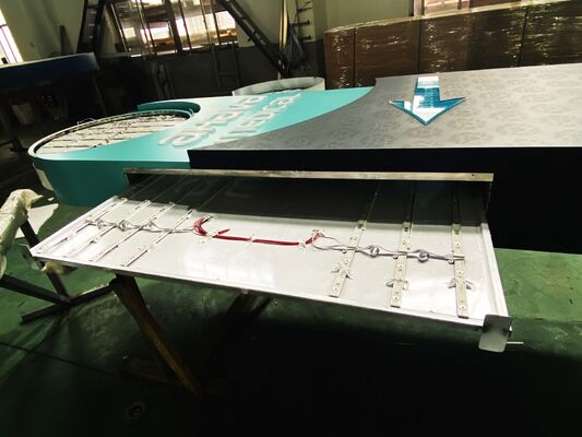 Servizi di insegne a lettere tridimensionali per lettere a canale che offrono soluzioni di insegne personalizzate per il retail, l'ospitalità e il branding aziendale