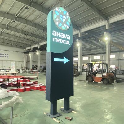 Servizi di insegne a lettere tridimensionali per lettere a canale che offrono soluzioni di insegne personalizzate per il retail, l'ospitalità e il branding aziendale