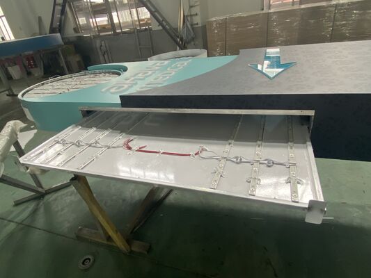 Servizi di insegne a lettere tridimensionali per lettere a canale che offrono soluzioni di insegne personalizzate per il retail, l'ospitalità e il branding aziendale