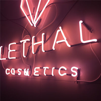 Il deposito Logo Custom Neon Sign Glass dei cosmetici ha fatto le lettere di Manica al neon rosa