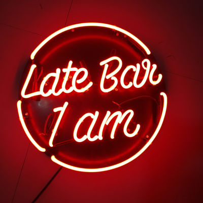 Pubblicità della scatola di luce su ordinazione dell'insegna al neon di Antivari con il supporto della parete del piano di sostegno