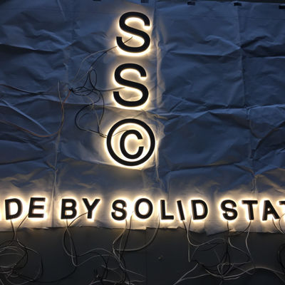 L'alfabeto all'aperto ha condotto le lettere del segno di Lit di alone dell'insegna delle luci della lettera