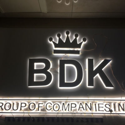 L'alfabeto all'aperto ha condotto le lettere del segno di Lit di alone dell'insegna delle luci della lettera