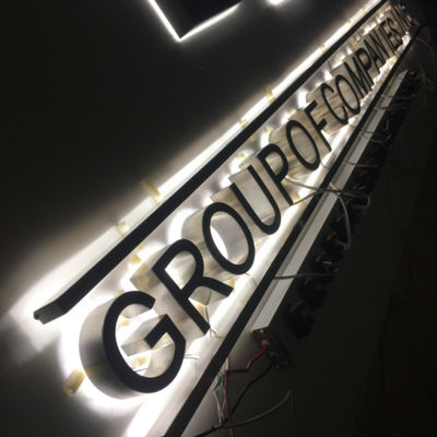 L'alfabeto all'aperto ha condotto le lettere del segno di Lit di alone dell'insegna delle luci della lettera