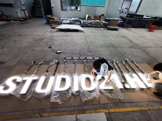 La lettera acrilica del metallo del supporto 3D del soffitto firma la pittura nera per la parete