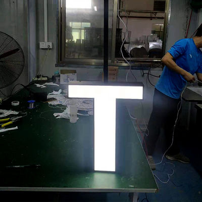 La lettera acrilica del metallo del supporto 3D del soffitto firma la pittura nera per la parete